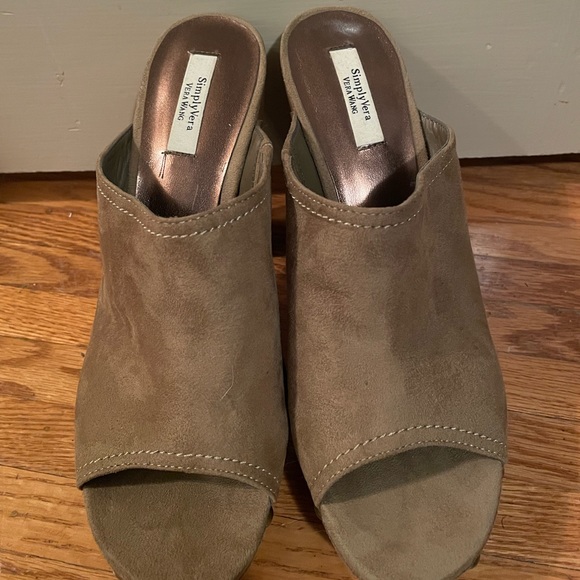 vera wang suede with embellishments and wooden chunky heel - Picture 3 of 3